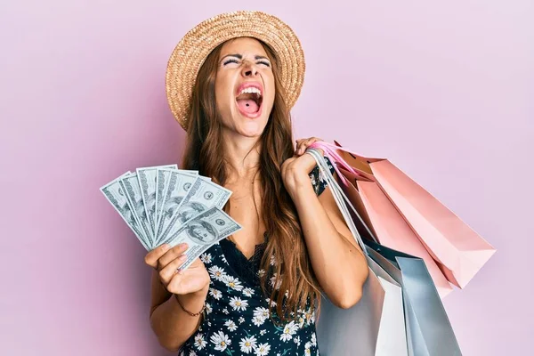 Junge Brünette Frau Mit Einkaufstaschen Und Dollars Wütend Und Verrückt — Stockfoto