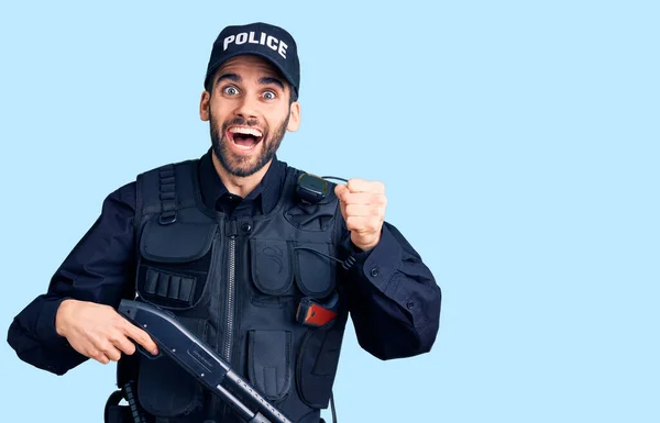 Jovem Homem Bonito Com Barba Vestindo Uniforme Policial Segurando Espingarda — Fotografia de Stock
