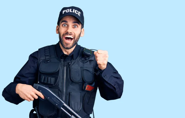 Joven Hombre Guapo Con Barba Vistiendo Uniforme Policía Sosteniendo Escopeta — Foto de Stock