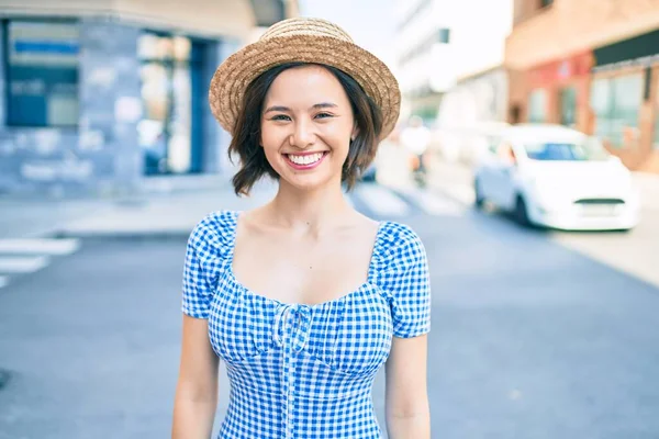 Giovane Bella Ragazza Sorridente Felice Passeggiando Strada Della Città — Foto Stock