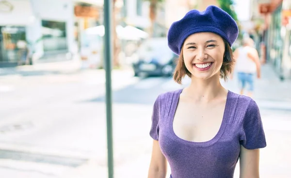 Giovane Bella Ragazza Sorridente Felice Con Stile Francese Piedi Strada — Foto Stock