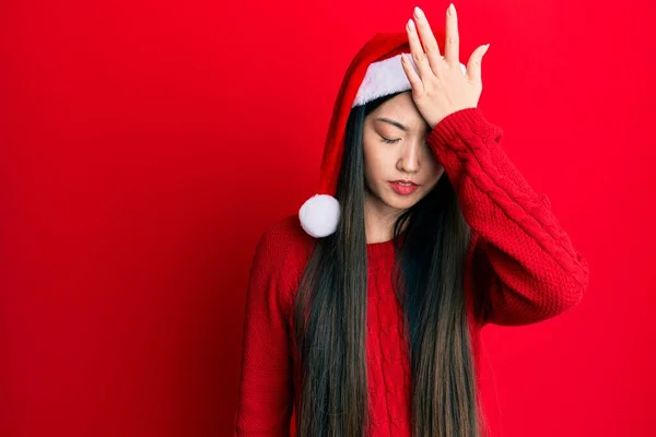 Νεαρή Κινέζα Που Φοράει Χριστουγεννιάτικο Καπέλο Έκπληκτη Χέρι Στο Κεφάλι — Φωτογραφία Αρχείου