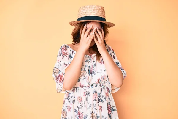 Jovem Bela Mulher Caucasiana Usando Vestido Verão Chapéu Com Expressão — Fotografia de Stock