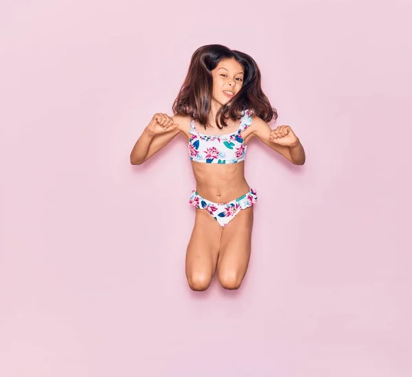 Förtjusande Latinamerikansk Barnflicka Semester Klädd Bikini Leende Glad Hoppa Med — Stockfoto