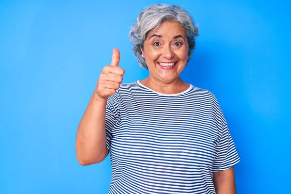 Ältere Hispanische Grauhaarige Frau Trägt Lässige Kleidung Lächelt Glücklich Und — Stockfoto