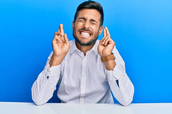 Bel Homme Hispanique Portant Des Vêtements Travail Assis Sur Table — Photo