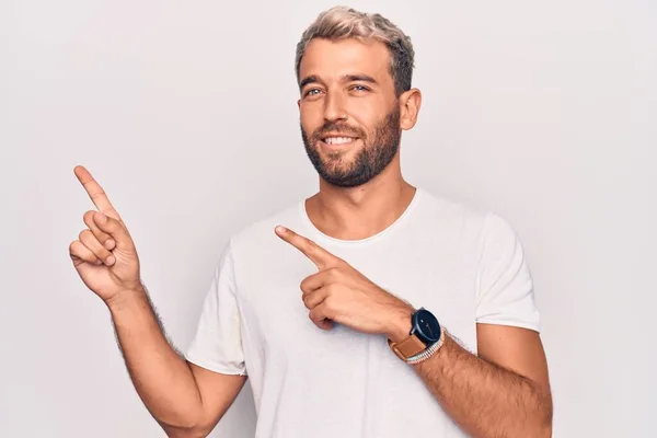 Joven Hombre Rubio Guapo Usando Una Camiseta Casual Pie Sobre —  Fotos de Stock