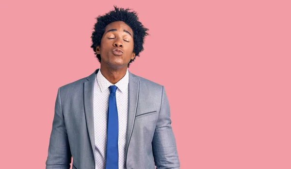 Schöner Afrikanisch Amerikanischer Mann Mit Afro Haaren Businessjacke Der Die — Stockfoto