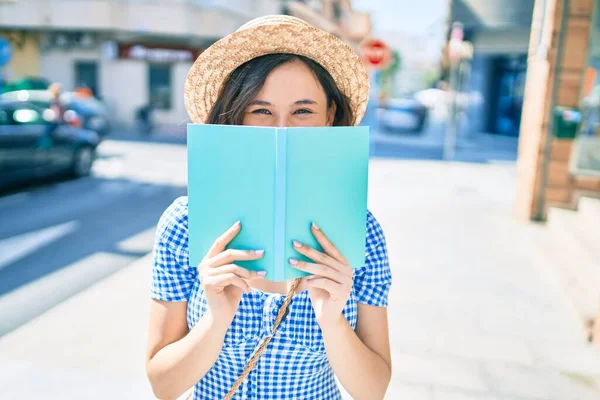 Joven Hermosa Chica Sonriendo Libro Lectura Feliz Calle Ciudad — Foto de Stock