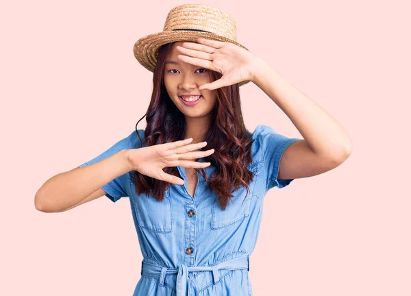 Junge Schöne Chinesische Mädchen Mit Sommerhut Lächelnd Fröhlich Spielend Gucken — Stockfoto