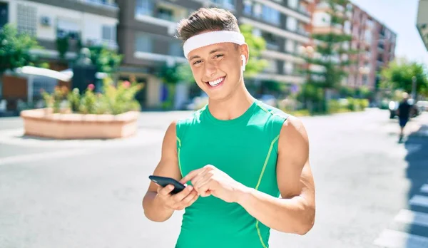 Joven Deportista Hispano Usando Smartphone Auriculares Caminando Por Calle Ciudad — Foto de Stock