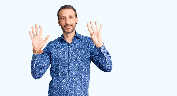 Jovem Homem Bonito Vestindo Roupas Casuais Mostrando Apontando Para Cima — Fotografia de Stock