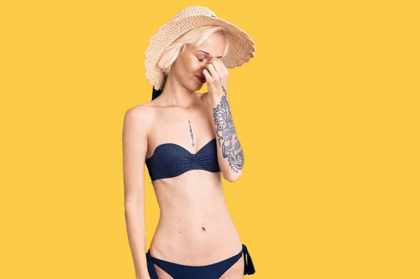 Giovane Donna Bionda Con Tatuaggio Che Indossa Bikini Cappello Estivo — Foto Stock