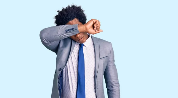 Hombre Afroamericano Guapo Con Pelo Afro Usando Chaqueta Negocios Cubriendo — Foto de Stock