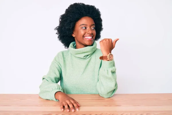 Joven Mujer Afroamericana Vistiendo Suéter Casual Invierno Sonriendo Con Cara — Foto de Stock