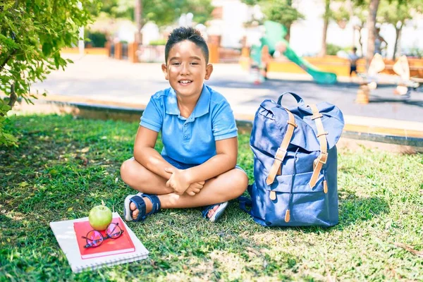 Uroczy Uczeń Uśmiecha Się Szczęśliwy Siedząc Trawie Parku — Zdjęcie stockowe