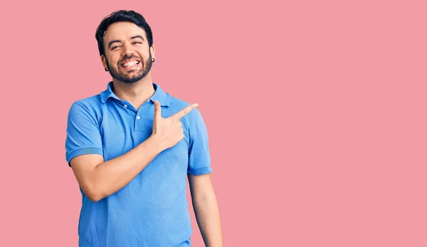 Joven Hombre Hispano Vistiendo Ropa Casual Alegre Con Una Sonrisa —  Fotos de Stock