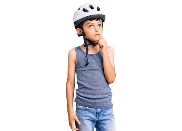 Niño Lindo Pequeño Con Casco Bicicleta Cara Seria Pensando Pregunta —  Fotos de Stock