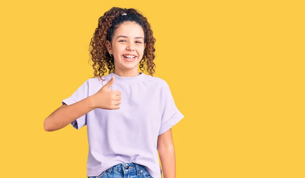 Hermosa Niña Con Pelo Rizado Con Ropa Casual Haciendo Pulgares — Foto de Stock