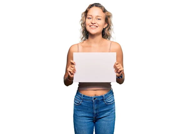 Schöne Kaukasische Frau Mit Leerem Leeren Banner Die Positiv Und — Stockfoto