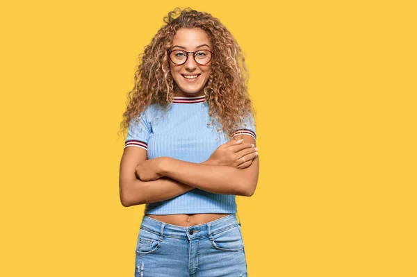 Menina Adolescente Branca Bonita Vestindo Roupas Casuais Óculos Rosto Feliz — Fotografia de Stock