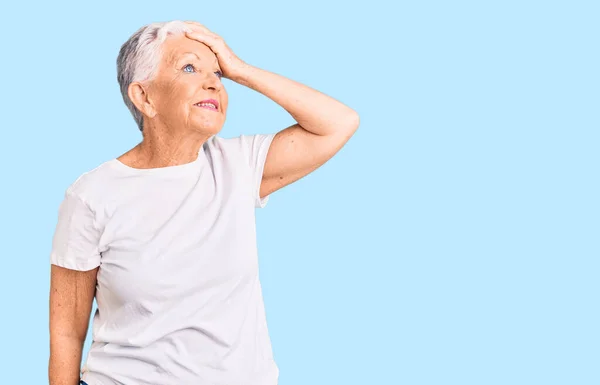 Ältere Schöne Frau Mit Blauen Augen Und Grauen Haaren Trägt — Stockfoto