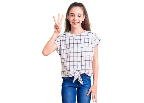 Nettes Hispanisches Kindermädchen Lässiger Kleidung Zeigt Mit Fingern Nummer Drei — Stockfoto