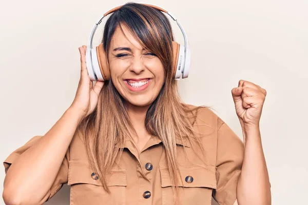 Kulaklıkla Müzik Dinleyen Genç Güzel Bir Kadın Gururla Haykırıyor Zaferi — Stok fotoğraf
