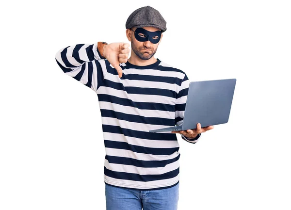 Ung Stilig Man Bär Inbrottstjuv Mask Med Laptop Med Argt — Stockfoto