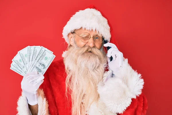 Velho Homem Sênior Vestindo Traje Papai Noel Segurando Dólares Smartphone — Fotografia de Stock