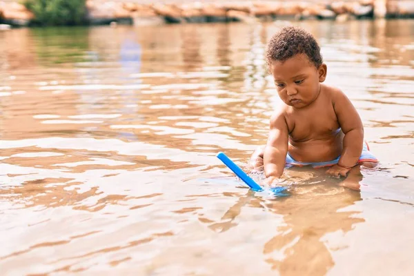 Adorable Niño Afroamericano Sentado Playa —  Fotos de Stock