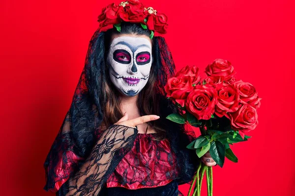 Jovem Mulher Vestindo Dia Traje Morto Segurando Flores Sorrindo Feliz — Fotografia de Stock