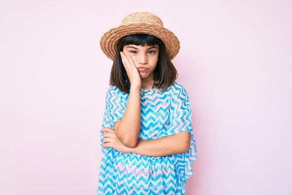 Menina Com Estrondo Usando Vestido Verão Chapéu Pensando Que Parece — Fotografia de Stock