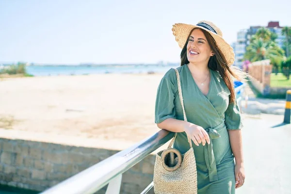 Jonge Spaanse Vrouw Vakantie Glimlachend Gelukkig Leunend Balustrade Het Strand — Stockfoto