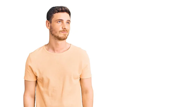 Schöner Junger Mann Mit Bär Lässigem Gelben Shirt Lächelnd Zur — Stockfoto