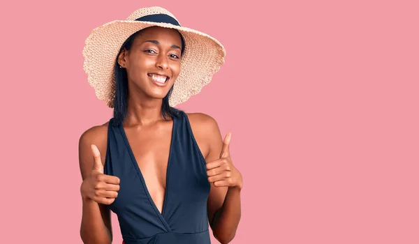 Mladá Afroameričanka Plavkách Letním Klobouku Znamení Úspěchu Dělá Pozitivní Gesto — Stock fotografie