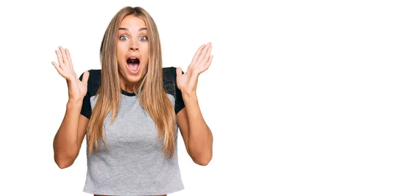 Jonge Blonde Vrouw Draagt Casual Kleding Vieren Gek Verbaasd Voor — Stockfoto