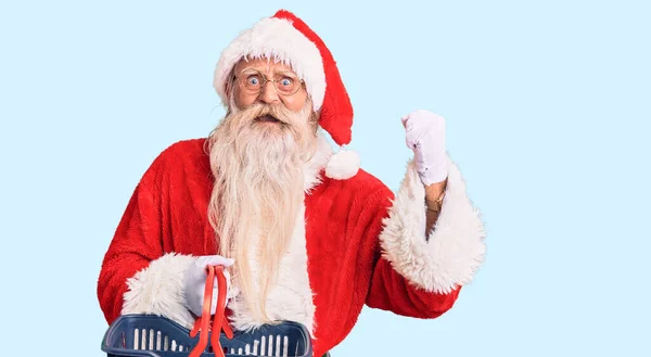 Alter Älterer Mann Mit Grauen Haaren Und Langem Bart Weihnachtsmann — Stockfoto