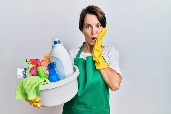 Joven Morena Con Pelo Corto Llevando Delantal Sosteniendo Productos Limpieza —  Fotos de Stock