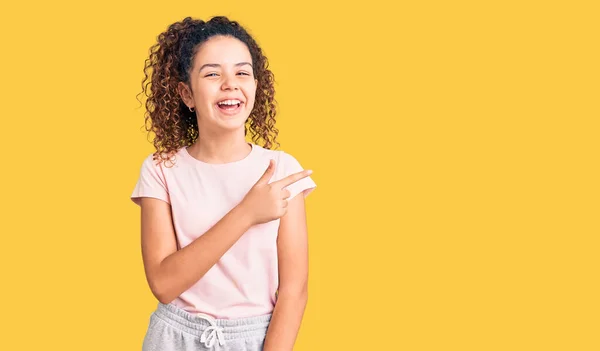 Hermosa Niña Con Pelo Rizado Con Ropa Casual Alegre Con — Foto de Stock