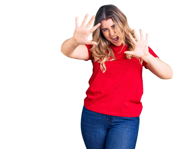 Junge Kaukasische Frau Lässiger Kleidung Zeigt Mit Fingern Nummer Zehn — Stockfoto