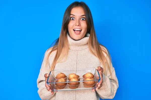 Beautiful Caucasian Woman Holding Homemade Muffins Celebrating Crazy Amazed Success — Stock Photo, Image