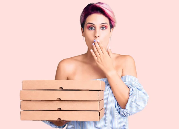 Jovem Mulher Bonita Com Cabelo Rosa Segurando Entrega Caixa Pizza — Fotografia de Stock