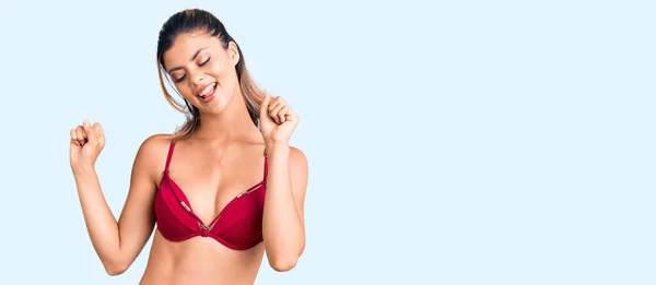 Genç Güzel Bir Kadın Bikini Giyiyor Mutlu Neşeli Dans Ediyor — Stok fotoğraf