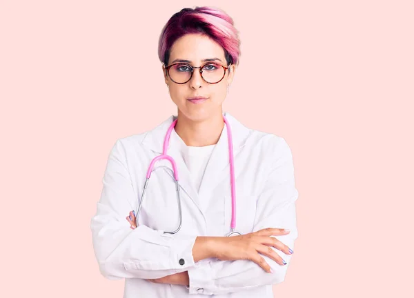 Mulher Bonita Jovem Com Cabelo Rosa Vestindo Uniforme Médico Cético — Fotografia de Stock