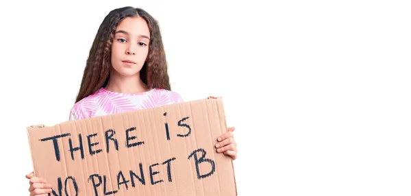 Söt Latinamerikansk Barn Flicka Håller Det Finns Ingen Planet Banner — Stockfoto