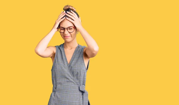 Hermosa Mujer Caucásica Con Cabello Rubio Vistiendo Ropa Negocios Gafas — Foto de Stock