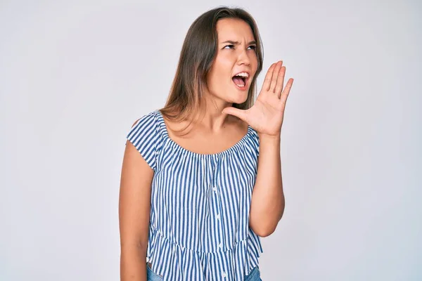 Schöne Kaukasische Frau Lässig Gestreiftem Hemd Schreit Und Schreit Laut — Stockfoto