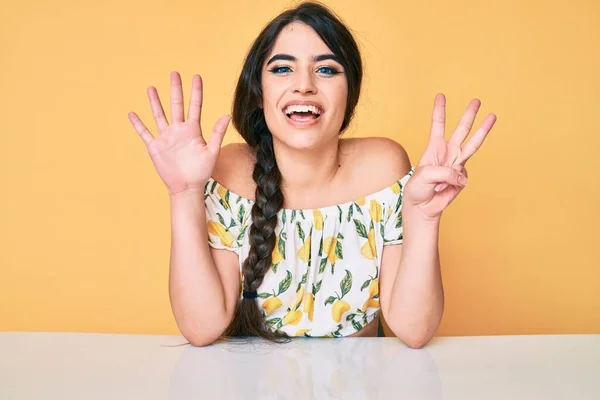 Brunette Tiener Meisje Dragen Casual Kleding Zitten Tafel Tonen Wijzen — Stockfoto