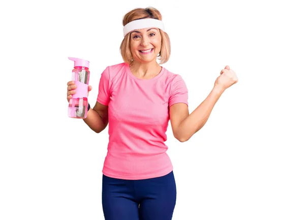 Junge Blonde Frau Sportbekleidung Mit Wasserflasche Schreit Stolz Und Feiert — Stockfoto